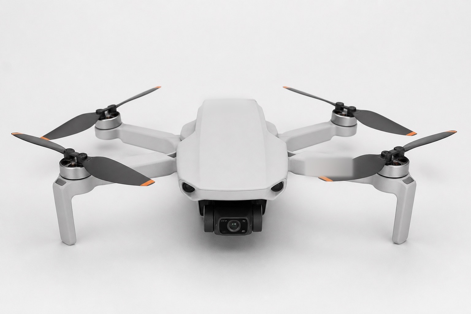 Drone de consumo sobre fondo de estudio